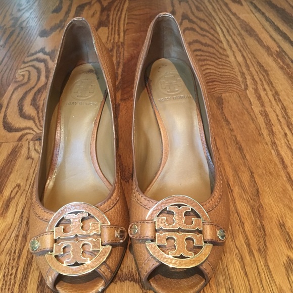 Tory Burch tan wedge - Picture 2 of 6